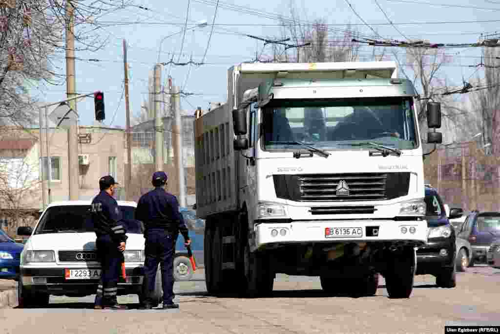 По закону, проезд большгрузных автомобилей по основным дорогам запрещен. Но а это 40-тонный "Хово" на улице Лермонтова. 