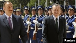 Բաքվում Թուրքիայի վարչապետին դիմավորում են պատվո պահակախմբով, 17-ը մայիսի, 2010թ.
