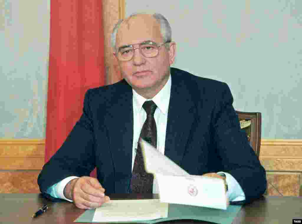  1991 жылғы желтоқсан. Михаил Горбачев СССР президенті қызметінен отставкаға кетті. Бұл кезде СССР мемлекеті өмір сүруін тоқтатқан еді. Нобель бейбітшілік сыйлығының лауреаты (1990), өз елінен гөрі Батыста аса танымал тұлғаға айналған Горбачев соңғы сәтке дейін коммунистік жүйені реформалауға болады деп сенді. Бірақ ол бастаған өзгерістер бақылаудан тез шығып кеткен еді.
