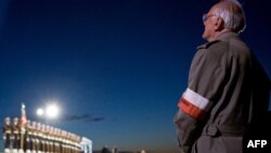 Польський ветеран стоїть на Вестерплятте у Ґданську, звідки почалась Друга світова війна (архівне фото)