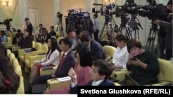 Журналисты в резиденции президента Казахстана в ожидании его выхода к прессе. Астана, 9 октября 2015 года.