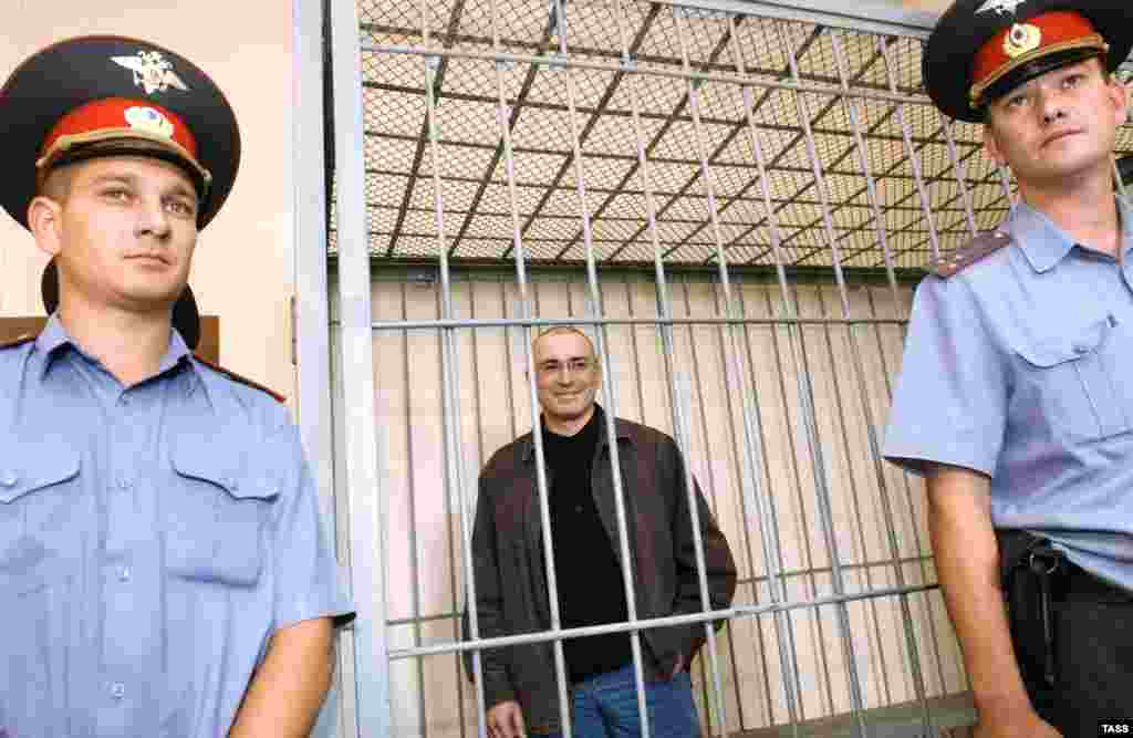 Ходорковский Чита облустук сотунда. Ал түрмөдө жаткан кезде ЮКОС таратылып, дээрлик мамлекет карамагына өтүп кеткен. Чита, 2008-жылдын октябры. 