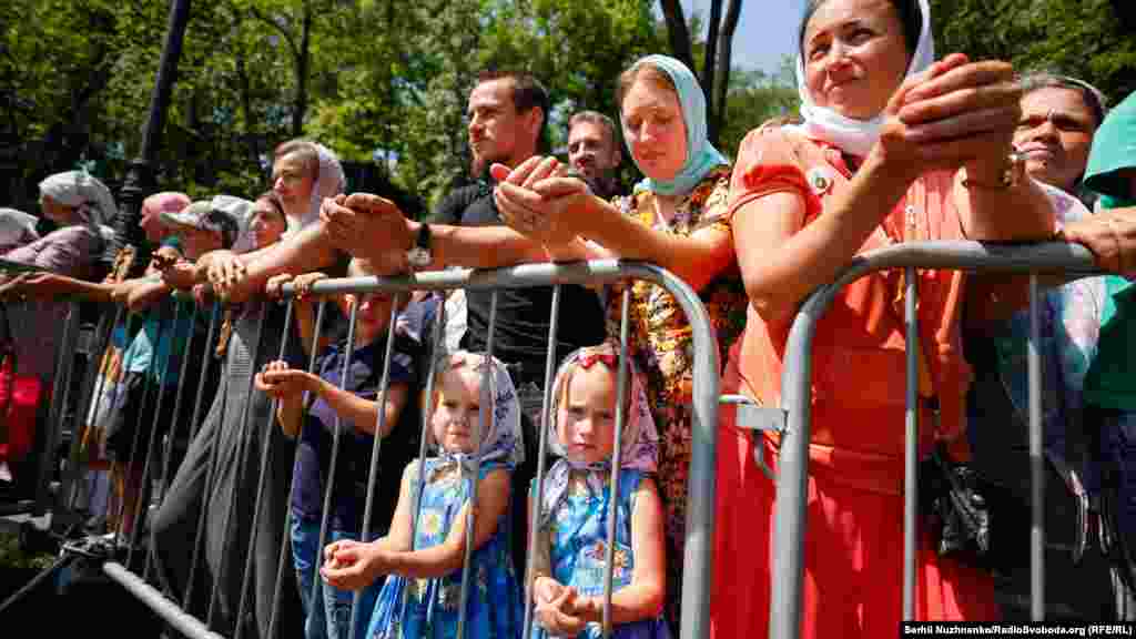 Як повідомив кореспондент Радіо Свобода, попри велике скупчення людей, лише незначна частина учасників урочистостей мала на обличчях захисні маски