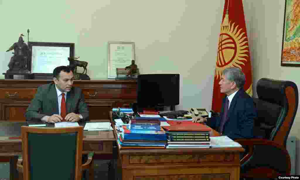Президент Алмазбек Атамбаев менен Темир Жумакадыров.&nbsp;