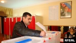 По словам некоторых политологов, положение в регионе не будет способствовать проведению свободных и справедливых выборов в Азербайджане