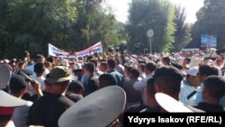 Митинг сторонников Мелиса Мырзакматова перед зданием суда.