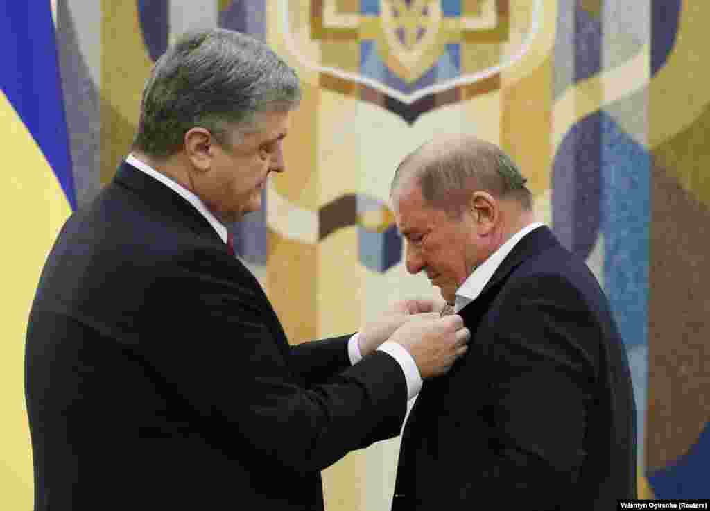 Президент України Петро Порошенко 27 жовтня нагородив заступників голови Меджлісу кримськотатарського народу Ільмі Умерова й Ахтема Чийгоза орденами «За заслуги»