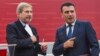 Архивска фотографија: Еврокомесарот за преговори за проширување Јоханес Хан и премиерот Зоран Заев во Скопје на 20 ноември 2017