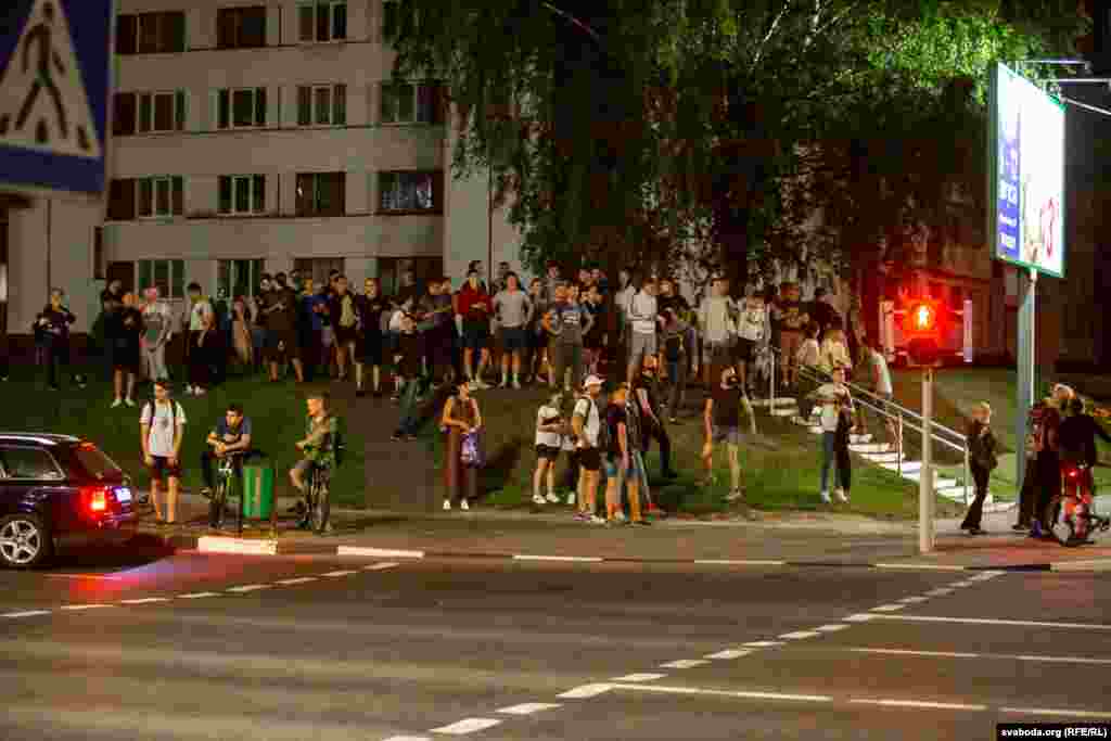 Витебск пен Могилев қалаларында да полиция қарсылық акциясына шыққан азаматтарды ұстады. Гроднода наразыларды қала орталығындағы Совет алаңынан ығыстырып тастаған соң, жүздеген адам басқа жерге жиналды. Брест қоласында жүзге жуық адам көшеге шықты.