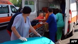 Врачи работают с пострадавшими во время теракта в Бургасе. 18 июля 2012 г 