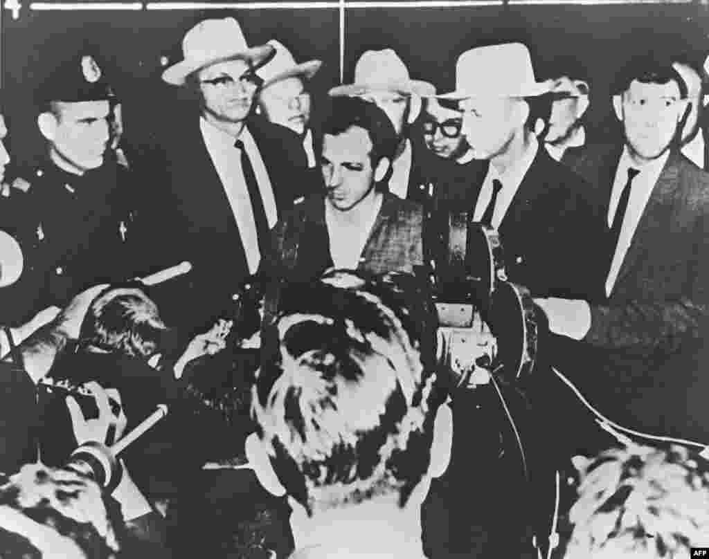 Lee Harvey Oswald, njeriu i arrestuar për vrasjen e presidentit Kennedy, duke folur në një konferencë shtypi në Dallas, më 22 nëntor 1963.