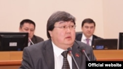 Зайнидин Курманов парламентте сөз сүйлөөдө. 24-декабрь, 2009-жыл.