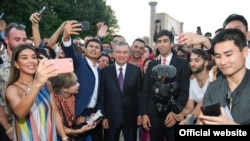 Өзбек президенти Мирзиёев блогерлер жана журналисттер менен Самаркандда, 26-август, 2019-жыл. Сүрөт президенттин сайтынан алынды.