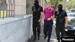 Ոստիկանները դատարան են ուղեկցում Սյունիքի մարզպետի որդուն, 27-ը հուլիսի, 2015թ. 