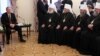 Довоєнна фотографія. Київ, Києво-Печерська лавра, 27 липня 2013 року. Президент Росії Володимир Путін (ліворуч), а напроти учасники синоду УПЦ (Московського патріархату), серед яких митрополит Онуфрій (другий справа)