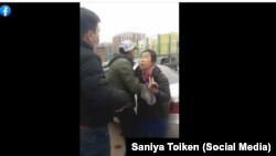 Активистка Айнур Мырзалиева во время задержания людьми в штатском. Октябрь 2020 года