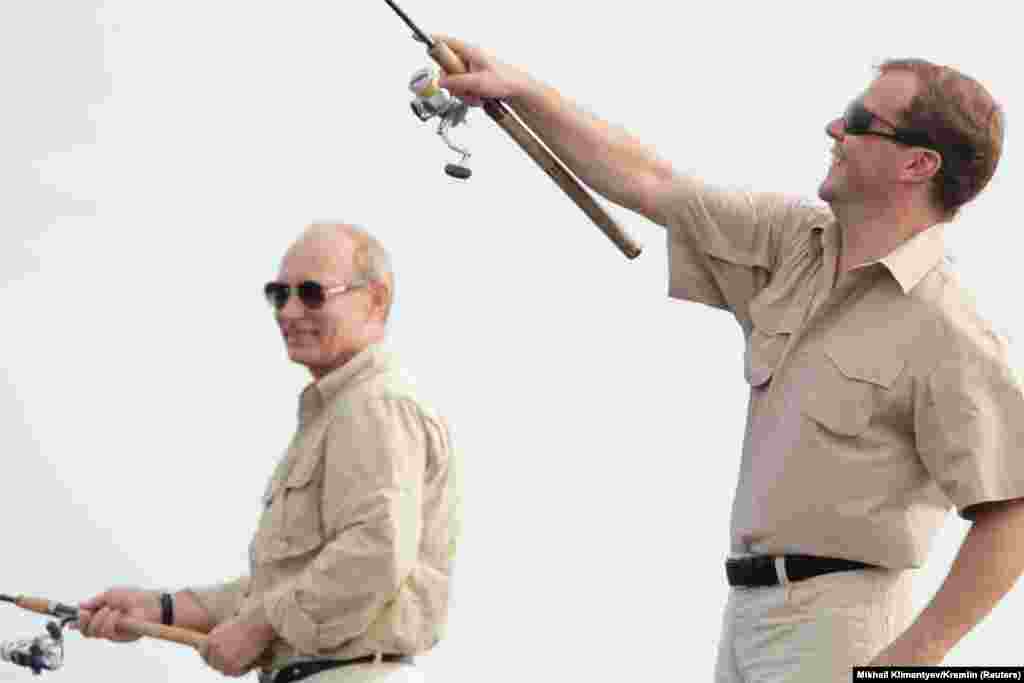 Путин и Медведев на рыбалке на Волге в Астраханской области. 16 августа 2011 года. В преддверии президентских выборов 2012 года Медведев заявил, что не станет выдвигать свою кандидатуру. Претендентом от правящей партии «Единая Россия» стал Путин. Его объявили победителем выборов, Путин вернулся на президентский пост 7 мая 2012 года. В тот же день он назначил Медведева премьер-министром.