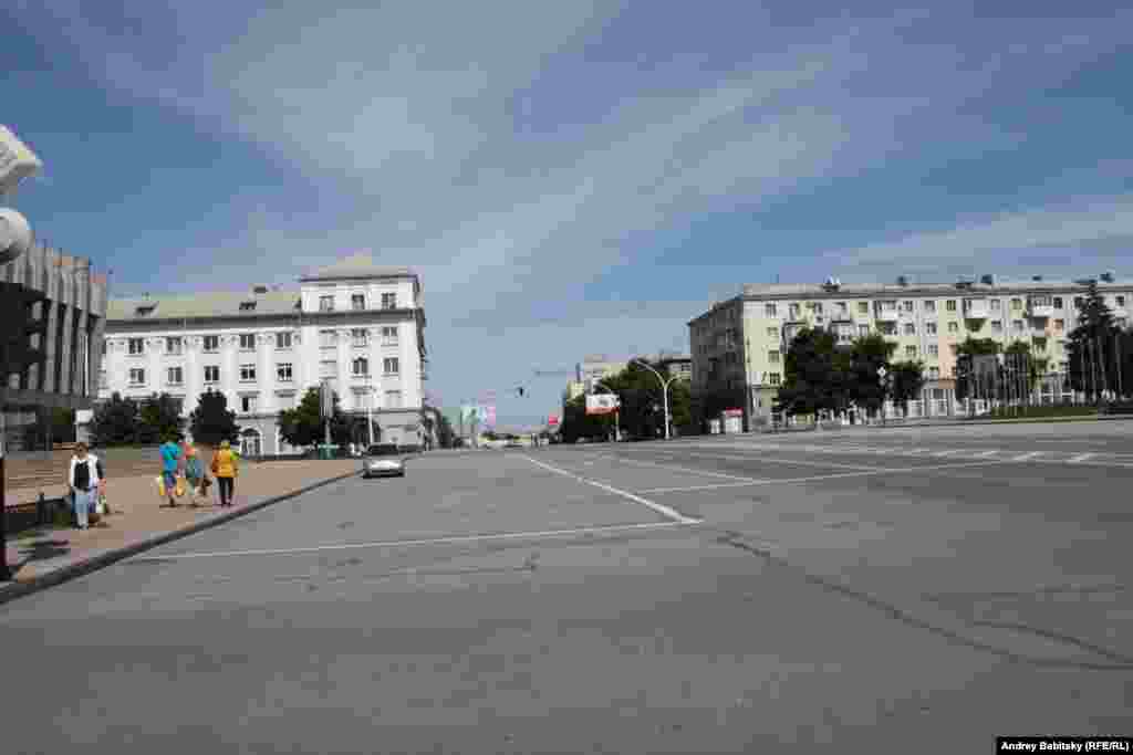 Қала білтесін біртіндеп басып, уақыты келгенде өшіре салатын шам сияқты елестейді. 