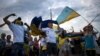 Молоді люди під час флешмобу на підтримку армії України неподалік міста Ізюм, що на Харківщині, 12 липня 2014 року