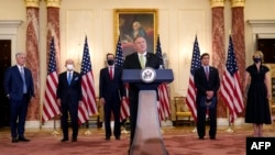 مایک پومپئو، وزیر امور خارجه آمریکا در حال پاسخ به پرسش خبرنگاران