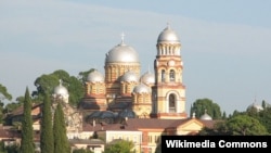 Церковный конфликт продолжается в самопровозглашенной республике уже более месяца. Он начинался в Новоафонском монастыре, затем превратился в дискуссию национального масштаба