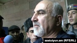 Պարույր Հայրիկյանը հիվանդանոցում զրուցում է լրագրողների հետ, Երեւան, 2-ը փետրվարի, 2013թ.