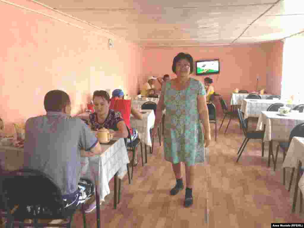 Нас встретила приветливая хозяйка одного из гостевых домов Алма. Как у руководителя, у нее всегда есть чем заняться. Успевает следить и за приготовлением еды, обмениваться шутками, немного освободившись, заняться стиркой и благоустройством территории. 