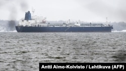 Petrolierul Eagle S ancorat în Golful Finlandei, pe 7 ianuarie .