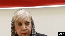 سيمين بهبهانى ۴۱ سال پيش، به عضويت «شوراى شعر و موسيقى» و ۳۲ سال پيش به عضويت كانون نويسندگان ايران در آمد.
