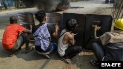 М’янма: протести проти військового перевороту тривають, є загиблі – фотогалерея