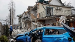 <p>Kyiv civarındaki Ğostomelde soqaq martnıñ 19-nda gece ücüminden soñ.<p>Martnıñ 18-nde ateşniñ qısmen toqtatıluvı aqqında ilân etildi, Kreml ABD prezidenti Donald Trump ve Rusiye prezidenti Vladimir Putinniñ telefon subetinden soñ «energetika ve infrastruktura» obyektlerine qarşı ücümlerni toqtatmağa vade etken edi</p>