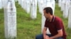Nedžad Avdić ispred mezara svog oca, Potočari