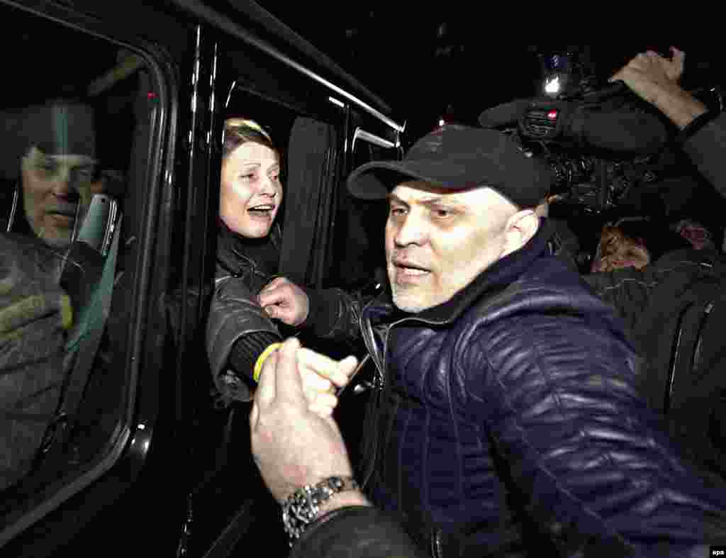 Оорукана жанына экс-премьердин тарапташтары чогулду.
