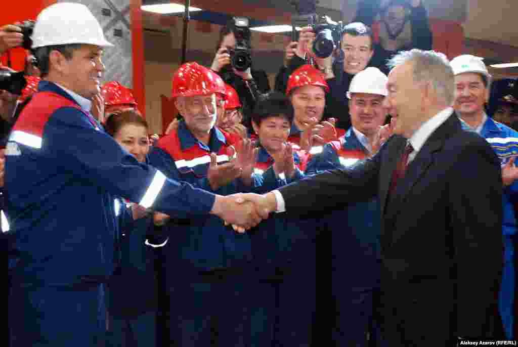 Қазақстан президенті Нұрсұлтан Назарбаев Алматы метросында жаңадан іске қосылған "Мәскеу" және "Сайран" бекеттерінің ашылу рәсімінде. Алматы, 18 сәуір 2015 жыл.