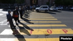 Armenia - Opposition supporters block a street in Yerevan, 2 May 2018.
