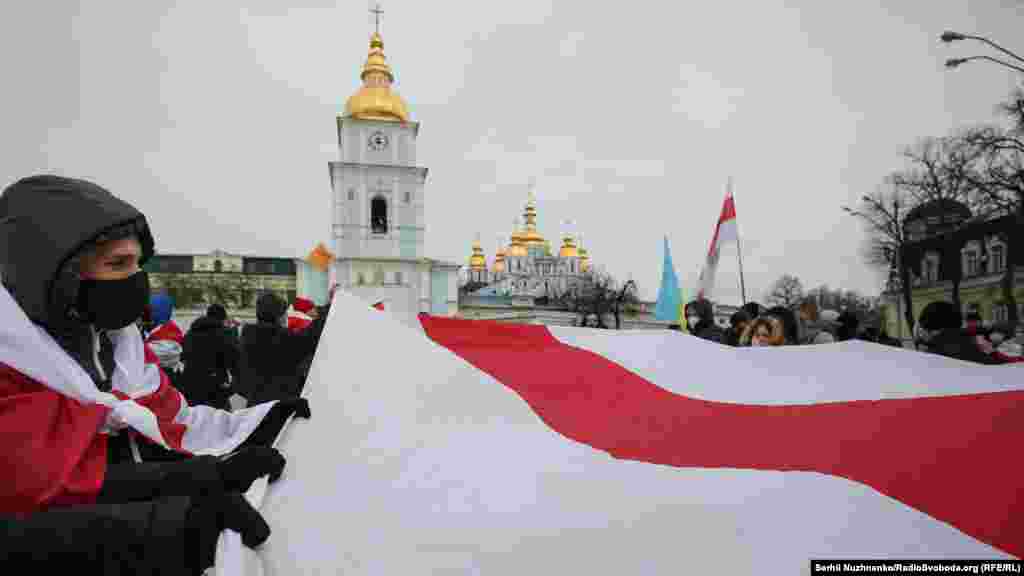 Учасники маршу пройшлись маршрутом Михайлівська площа – Володимирський пішохідний міст – Хрещатик – майдан Незалежності