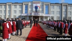 21 декабри 2018 года в кишлаке Оби Шифо района Рудаки состоялась церемония открытия школы с участием президента. ФОТО с сайта president.tj