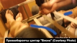 Арыштаваныя ў турме на Акрэсьціна сьпяць без матрацаў і падушак. 