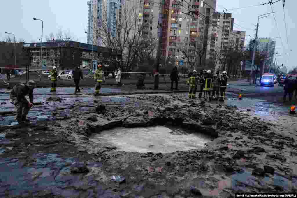 Киевтегі "Лукьяновская" метро станциясының алдында Ресей күштерінің әуе шабуылынан қалған шұңқыр. 2025 жылғы 18 қаңтар.