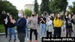 Минск тұрғындары биліктің Виктор Бабарико мен Валерий Цепкалоны президенттікке үміткер ретінде тіркемеуіне наразылық білдіріп тұр. 14 шілде 2020 жыл.