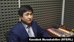 Азиз Ташполотов "Азаттык" радиосунун студиясында.