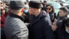 Гиребонгирӣ барои либос. Соҳибкорони тоҷик мегӯянд, миёнаравҳои қирғиз ба онҳо таҳдид мекунанд. ВИДЕО