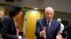 Hadja Lahbib belga külügyminiszter figyeli, ahogy Josep Borrell, az EU külügyi főképviselője felszólal az EU külügyminisztereinek január 22-i brüsszeli találkozóján.