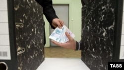 По оценкам экспертов, годовой оборот взяток в России составляет 300 млрд. долларов