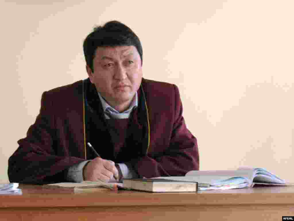 Руслан Сүлейманов, «Тасжарған» газетінің ісі бойынша судья. Алматы, 16 қаңтар 2009 жыл. - Алматы қалалық Медеу аудандық сотының судьясы Руслан Сүлейманов "Тасжарған" газеті мен оның журналисі Алмас Көшербаевты парламент депутаты Ромин Мадиновтың пайдасына үш миллион төлеу, сондай-ақ осы істің басталуына түрткі - «Бедный латифундист» мақаласын жоққа шығарып басу туралы үкім шығарды. Кейін Алматы қалалық сотының шешімімен шағым құны 30 миллион теңгеге дейін (шамамен 200 мың доллар) көбейтілді. Жоғарғы сот бұл шешімді өзгеріссіз қалдырды.
