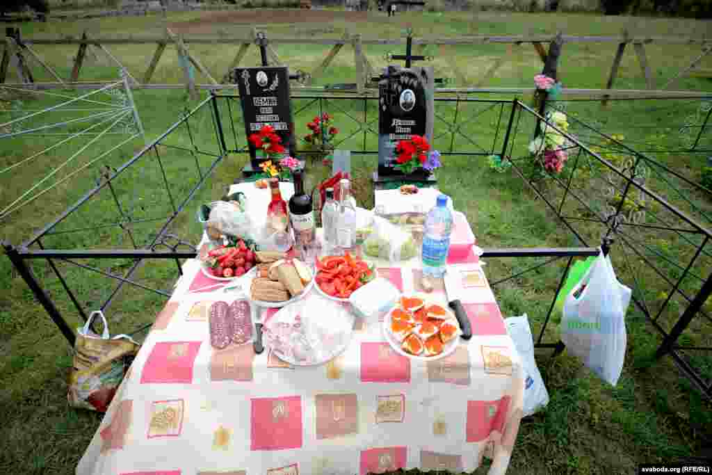 Тацяна цяпер жыве пад Масквой, але штогод зь сям’ёй прыяжджае сюды, да бацькоў і іншых сваякоў. «Яны чакаюць нас у госьці, мы прыходзім да іх і памінаем. Кажуць, які мы стол накрылі, так іх там і памінаюць. Радаўніца — сьвята, яны радуюцца там і чакаюць нас тут. Муж, калі першы раз пабачыў, як мы з торбамі сюды ідзем, падумаў, што гэта эвакуацыя на вёсцы».