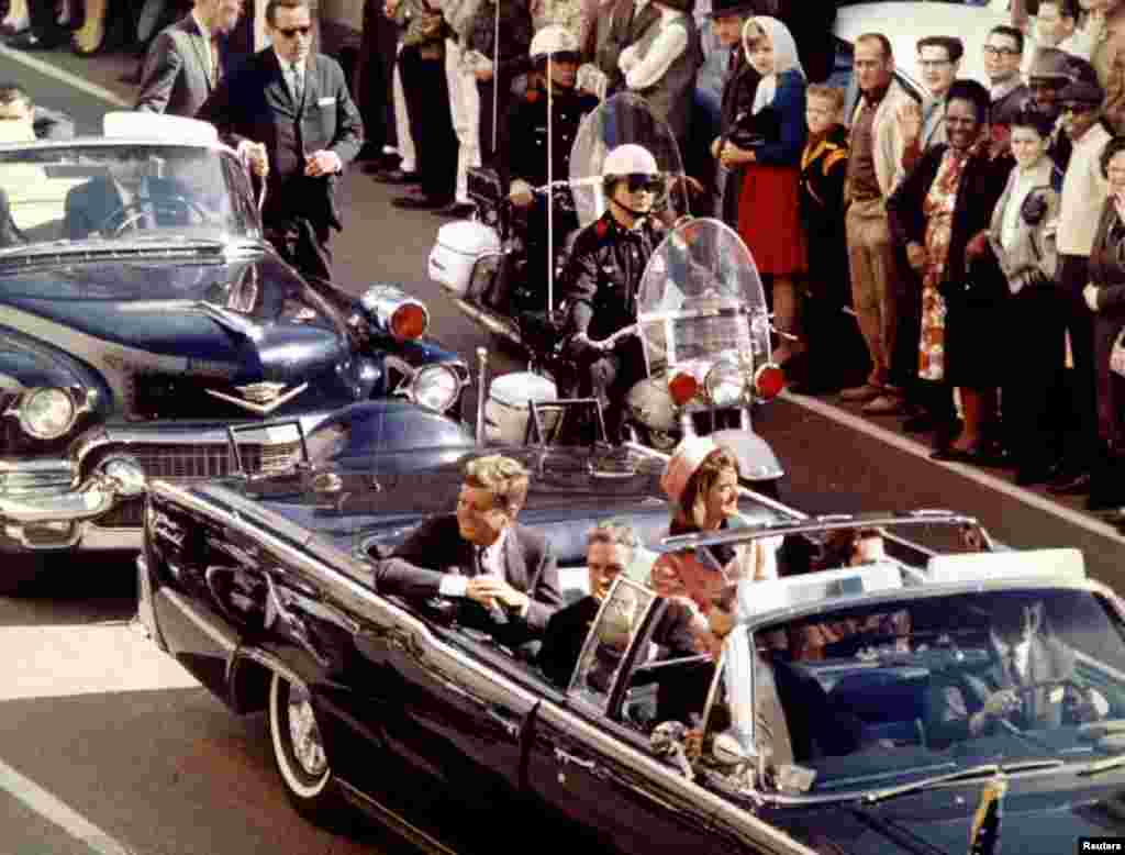 Presidenti John F. Kennedy dhe bashkëshortja e tij Jacqueline, së bashku me guvernatorin e Texasit, John Connally dhe bashkëshorten e tij, Nellie, pak çaste para vrasjes. Connally ka qenë i plagosur rëndë gjatë të shtënave, por ka mbijetuar. 