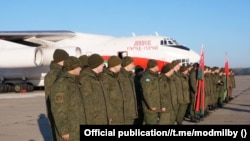 Група білоруських військових перед відправкою на збори в одному з центрів бойової підготовки в Росії, 18 жовтня 2024 року, ілюстративне фото