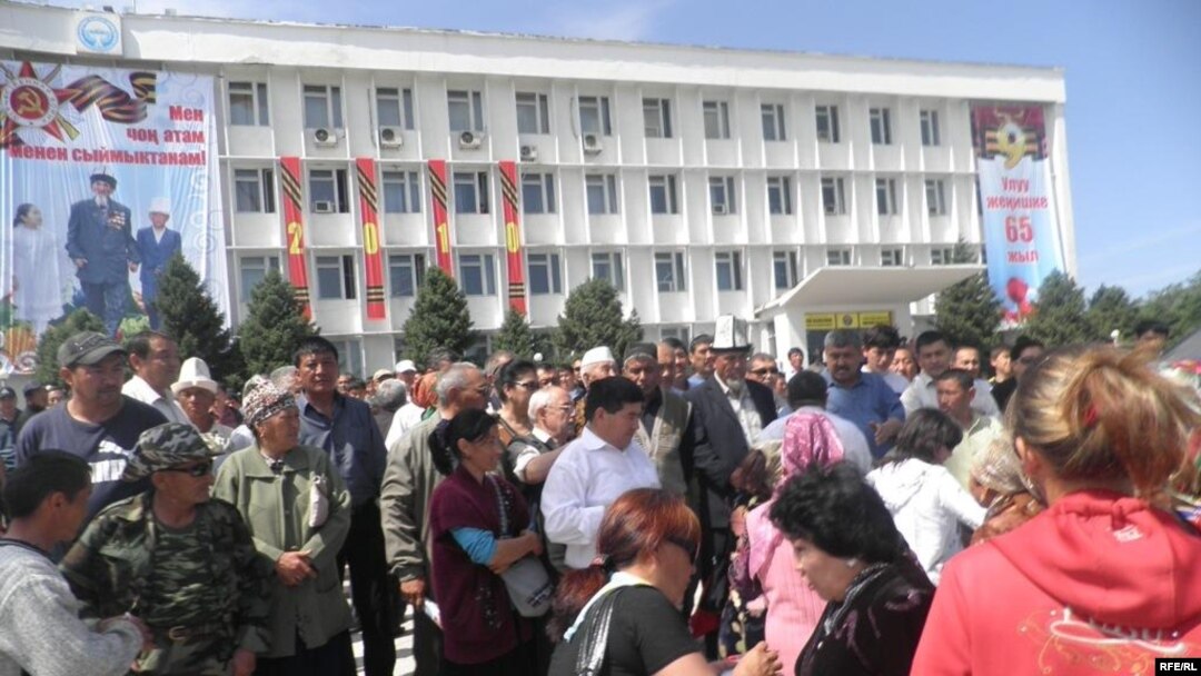 Ousted President Bakiev's supporters take over a government building in Osh