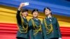 Запізнення через погоду літаків президентів України та Румунії дало більше часу учасницям військового параду до Дня незалежності в Кишиневі зробити селфі на тлі державного прапора. Молдова, 27 серпня 2021 року